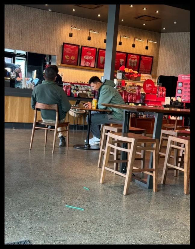 再露面??？網(wǎng)友在洛杉磯某景區星巴克偶遇易建聯(lián) 正坐著(zhù)看手機