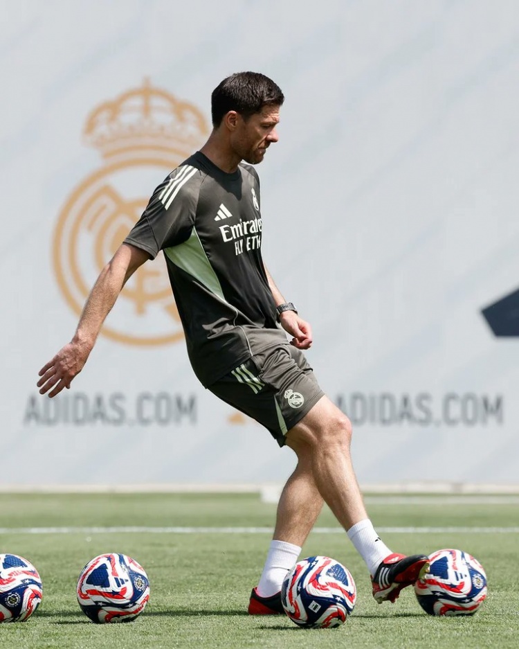 記者談阿隆索帶隊首日：一大早就開(kāi)會(huì )，他在訓練中充滿(mǎn)熱情和活力