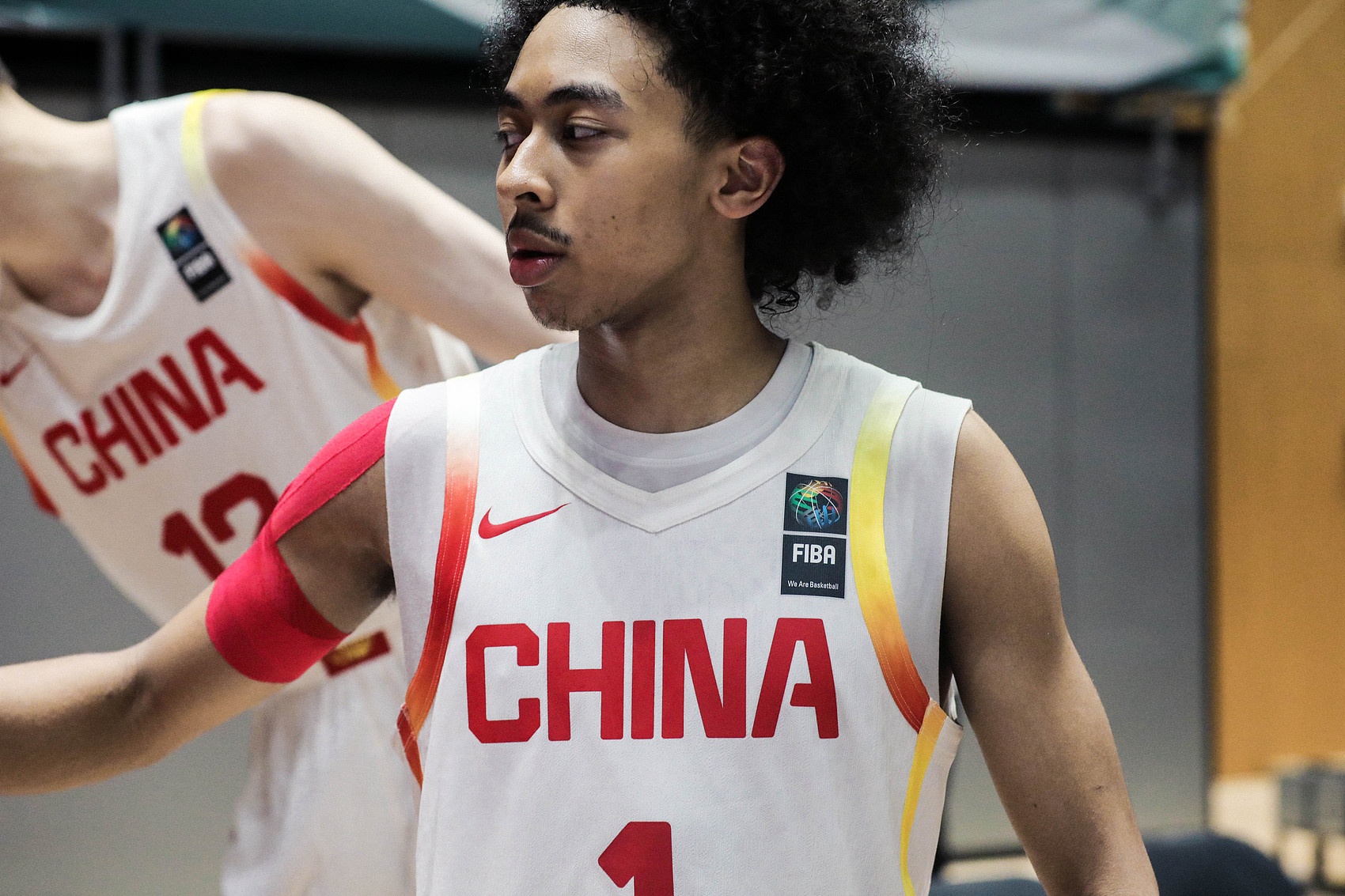 探長(cháng)：中國U19男籃的小伙子們想拿下比賽 但外線(xiàn)防守&籃板保護差