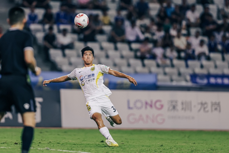 體育世界：廣東廣州豹中場(chǎng)侯煜脊椎震蕩，需靜養恢復