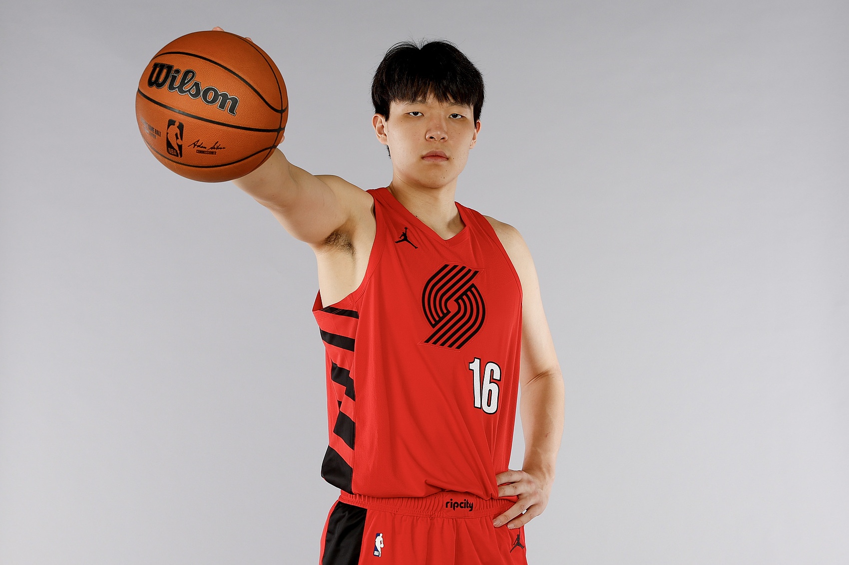 ??來(lái)認認人！開(kāi)拓者17人大名單敲定：霍勒迪利拉德楊瀚森領(lǐng)銜！