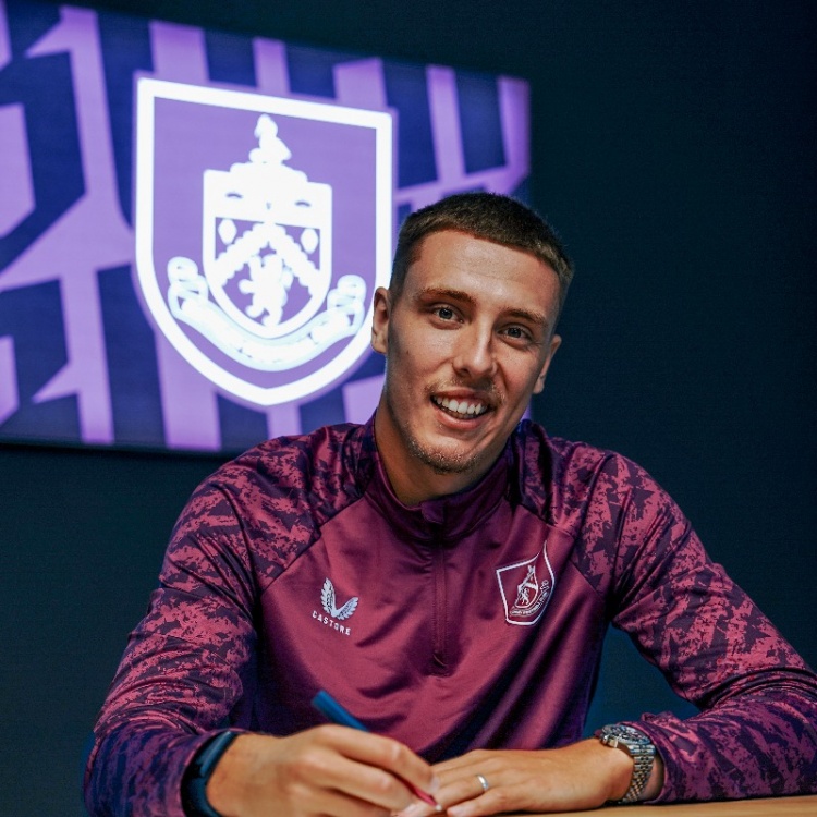 官方：伯恩利與23歲中衛艾斯特福續約，新合同為期五年