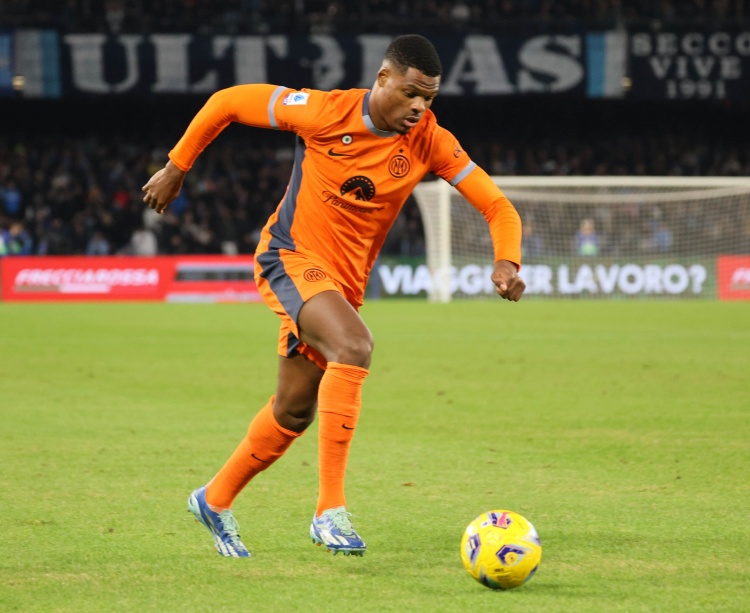 每體：門(mén)德斯推動(dòng)鄧弗里斯去巴薩，但巴薩無(wú)力承擔2500萬(wàn)歐解約金