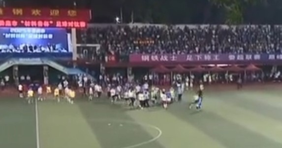 婁底一球員進(jìn)球后挑釁被對方助教擊倒，當地足協(xié)：將對打人者追罰