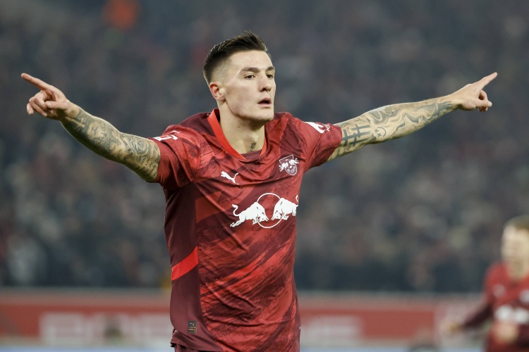 羅馬諾：塞斯科還沒(méi)決定未來(lái)，曼聯(lián)也在和萊比錫及球員本人溝通