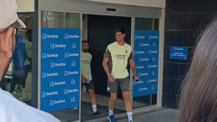 集結！皇馬球員回到基地進(jìn)行體檢：巴爾韋德為球迷簽名