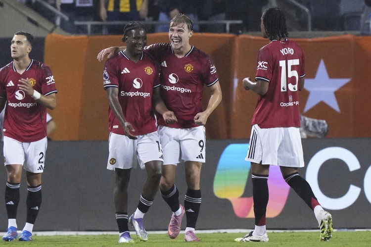 記者：AC米蘭堅持以租借方式引進(jìn)霍伊倫，并附帶買(mǎi)斷選項