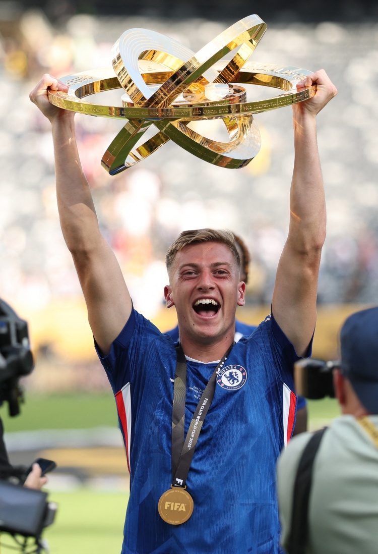 郵報：德拉普險被莫耶斯打動(dòng)，就像超人撕開(kāi)襯衫不是S竟是藍色E