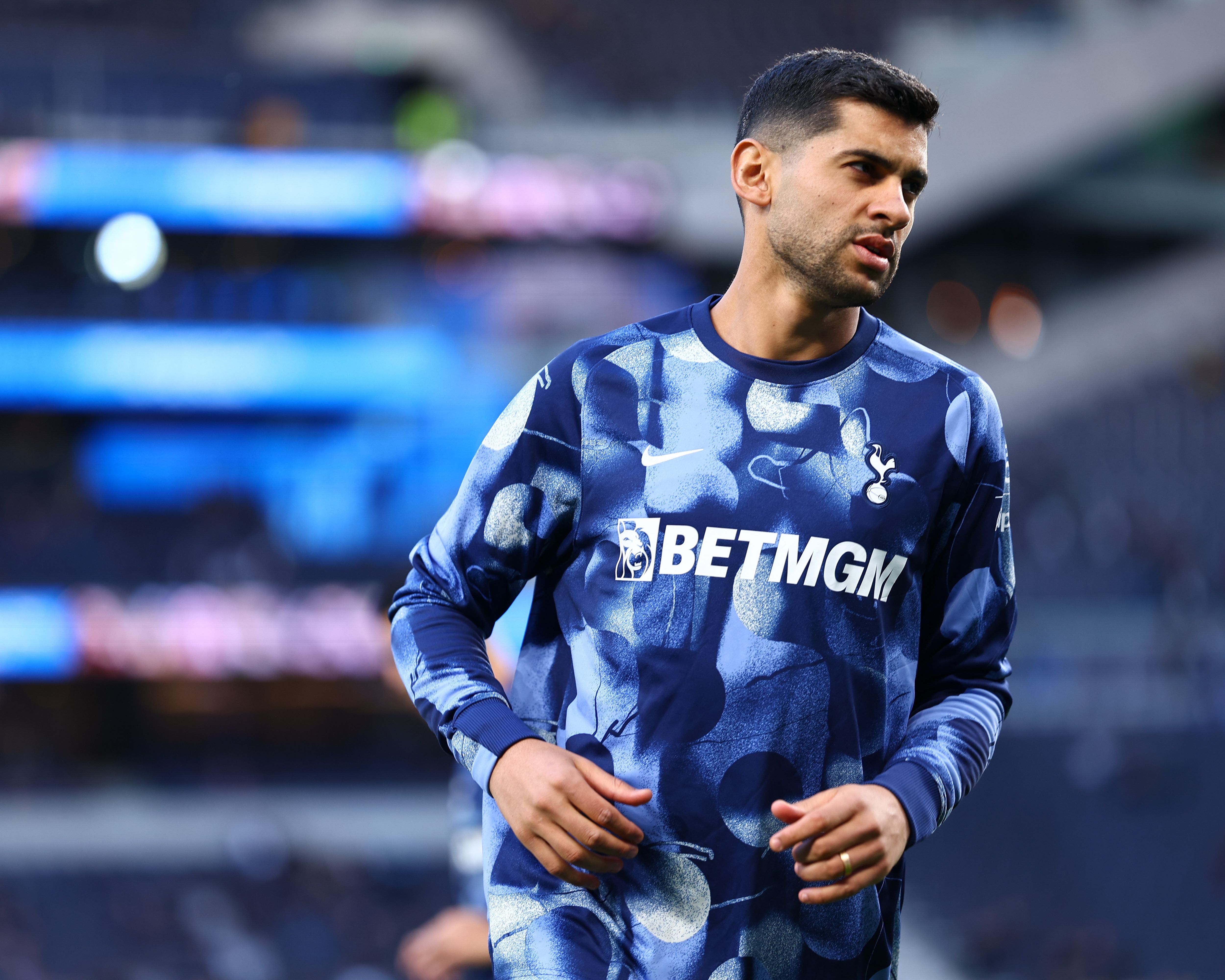 新任隊長(cháng)！TA：熱刺下一步需要與羅梅羅續約，球員合同后年到期