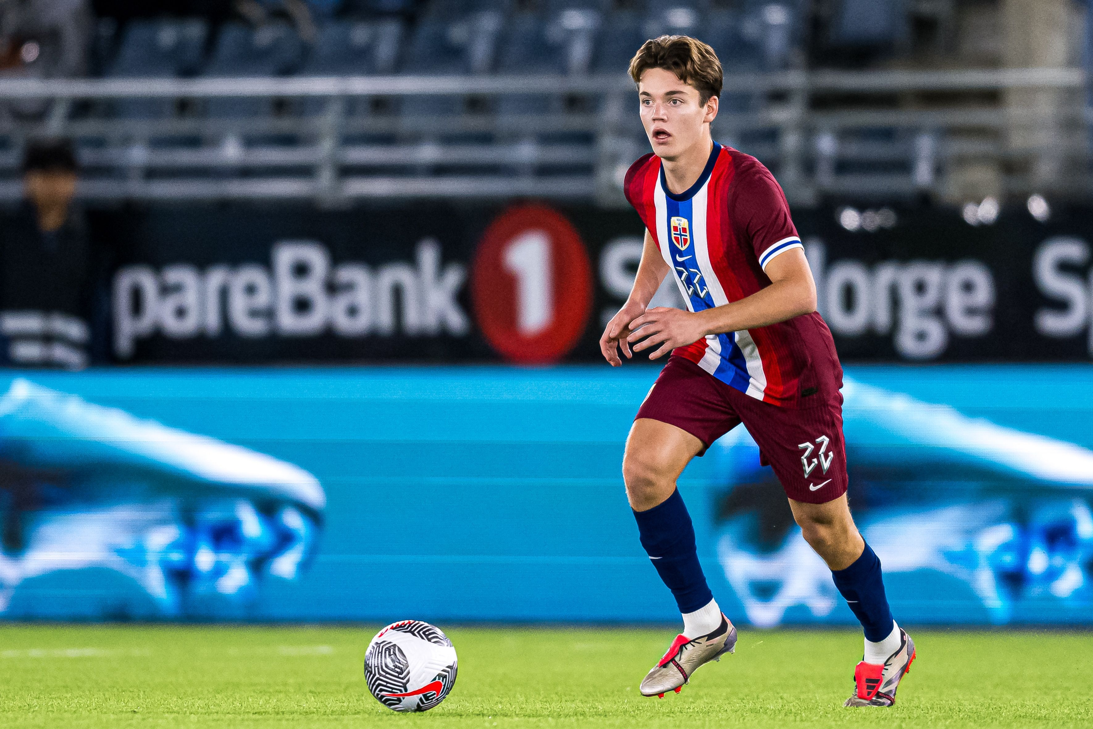 TA：曼城今夏引進(jìn)的中場(chǎng)新星尼潘決定外租米德?tīng)査贡?，租期一? 
                                         class=