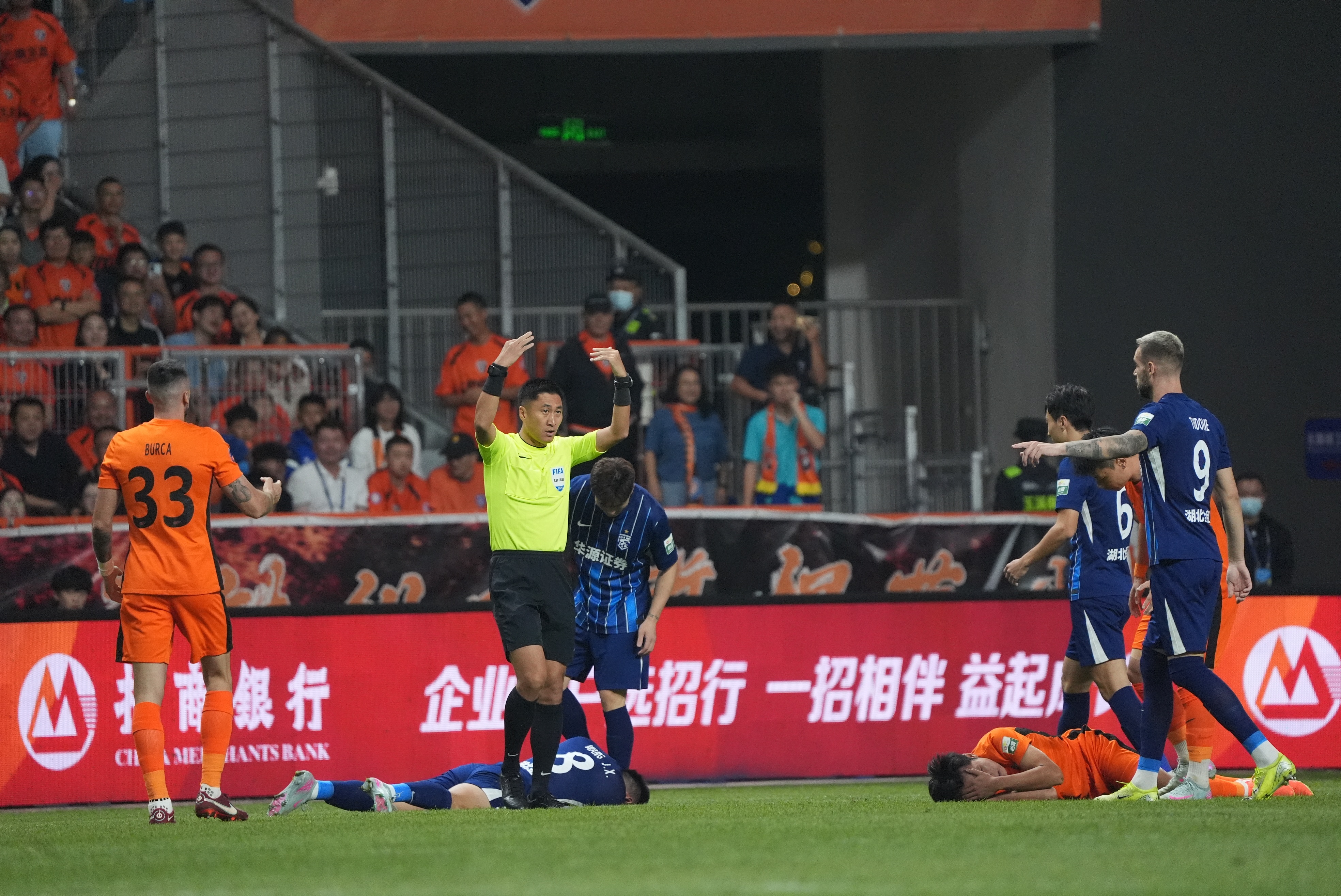 因在比賽中被沖撞頭部后出現短暫暈眩，張祥碩已送往醫院檢查