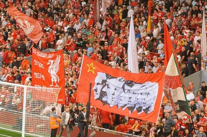 利物浦球迷將斯洛特列入傳奇主帥橫幅，與克洛普等人并列