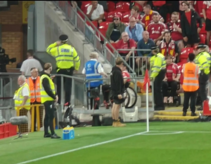 正義執行！球迷拍到種族歧視塞梅諾的輪椅球迷，被警察當眾驅逐