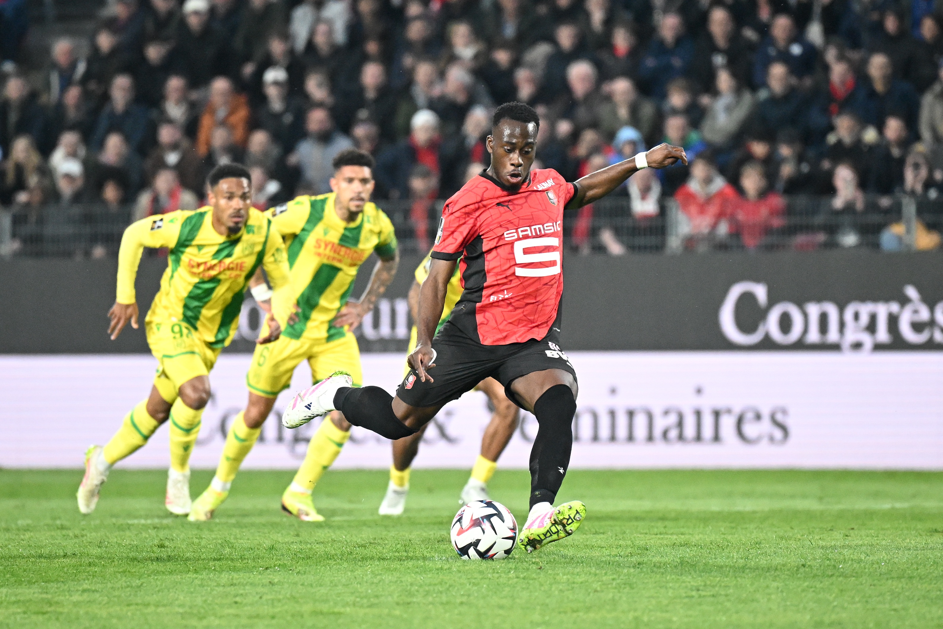 TA：卡里姆恩多在接受森林體檢，球隊同時(shí)推進(jìn)道路、劉易斯的簽約