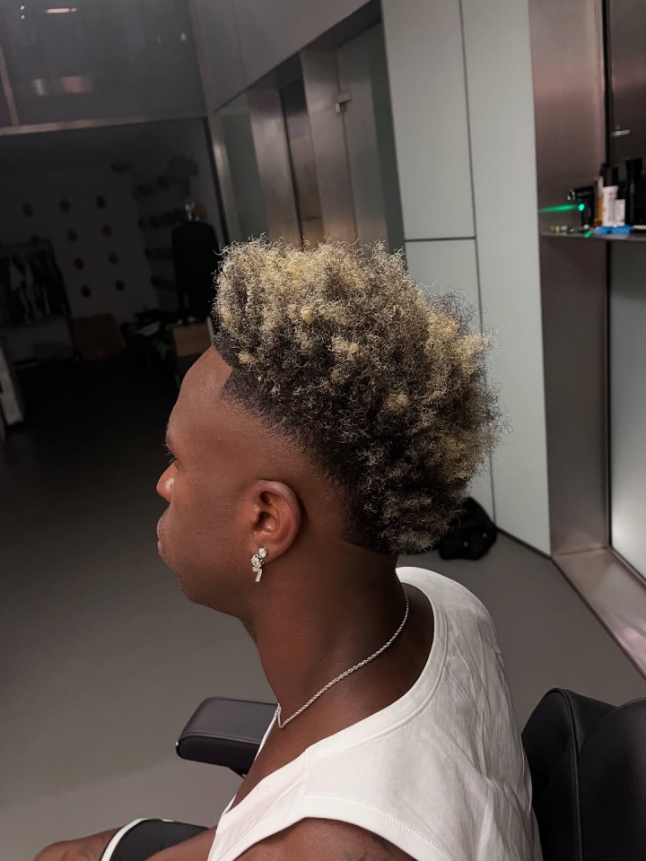 怎么樣？維尼修斯精修一下?tīng)C頭的發(fā)型，開(kāi)啟新賽季征程