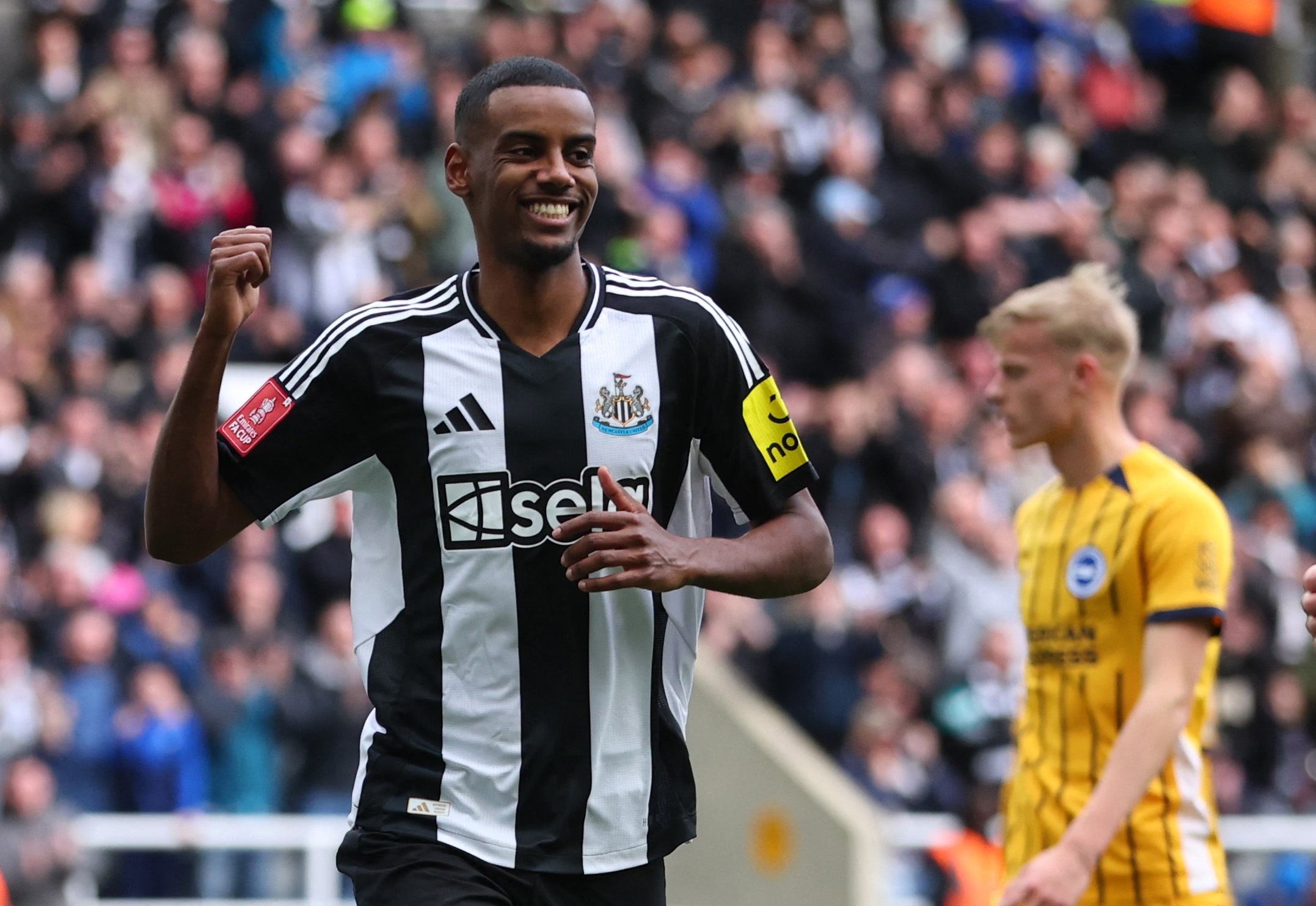 跟隊記者：紐卡不會(huì )為湊數簽下前鋒，保留伊薩克是更好的選擇