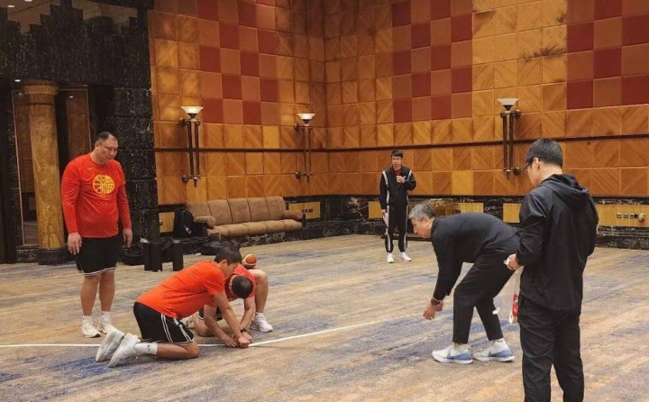 中國男籃決賽日沒(méi)時(shí)間趕往場(chǎng)館訓練 在酒店用膠布貼了個(gè)臨時(shí)球場(chǎng)
