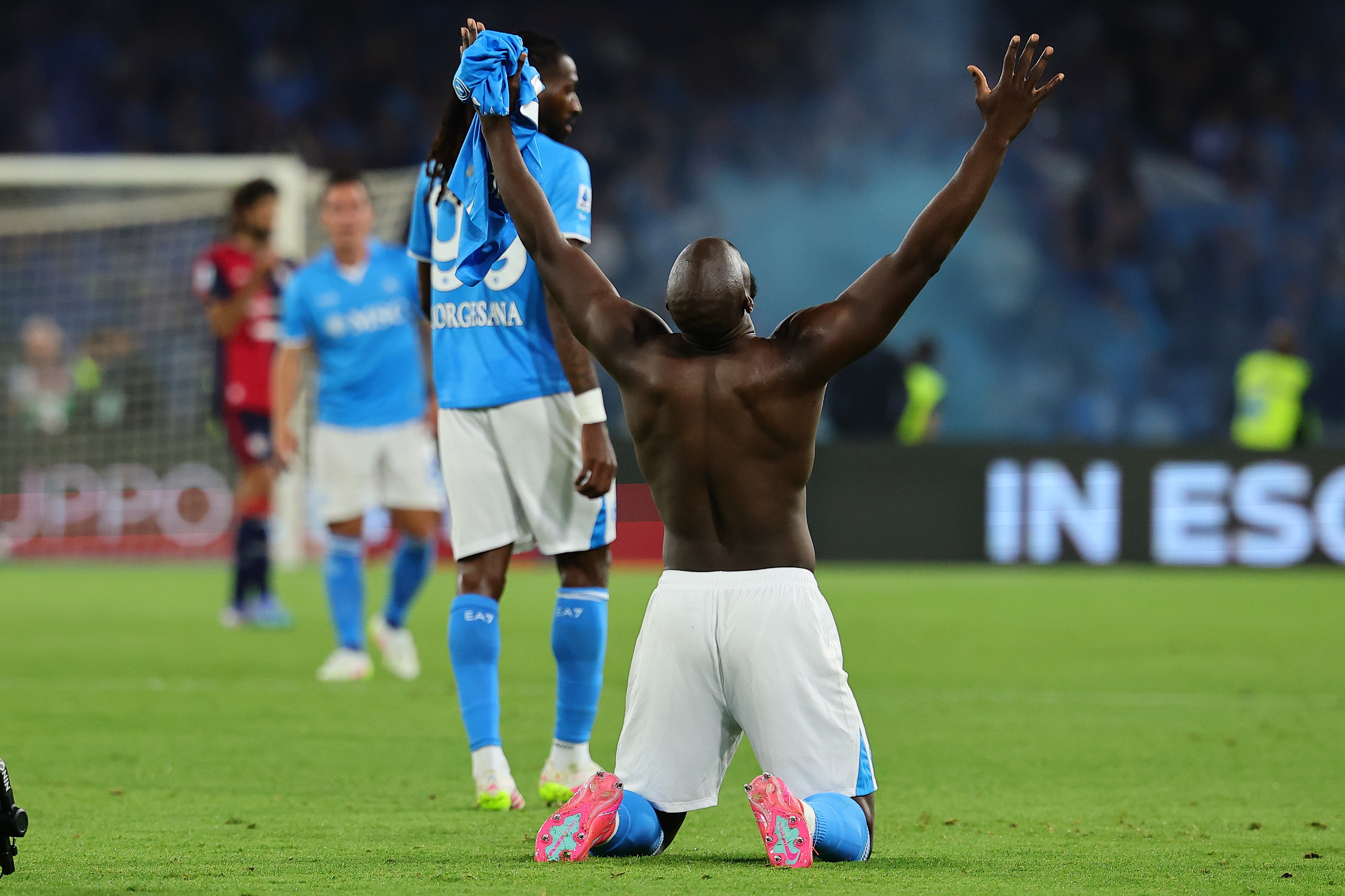 米體：盧卡庫在受傷后選擇了保守治療，因此他可能將缺席多場(chǎng)比賽