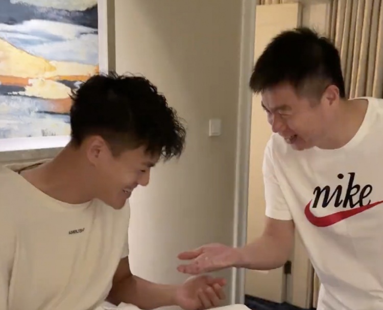 找到了！于根偉社媒：帶領(lǐng)全隊為王獻均找門(mén)牙，兩顆中找到一顆