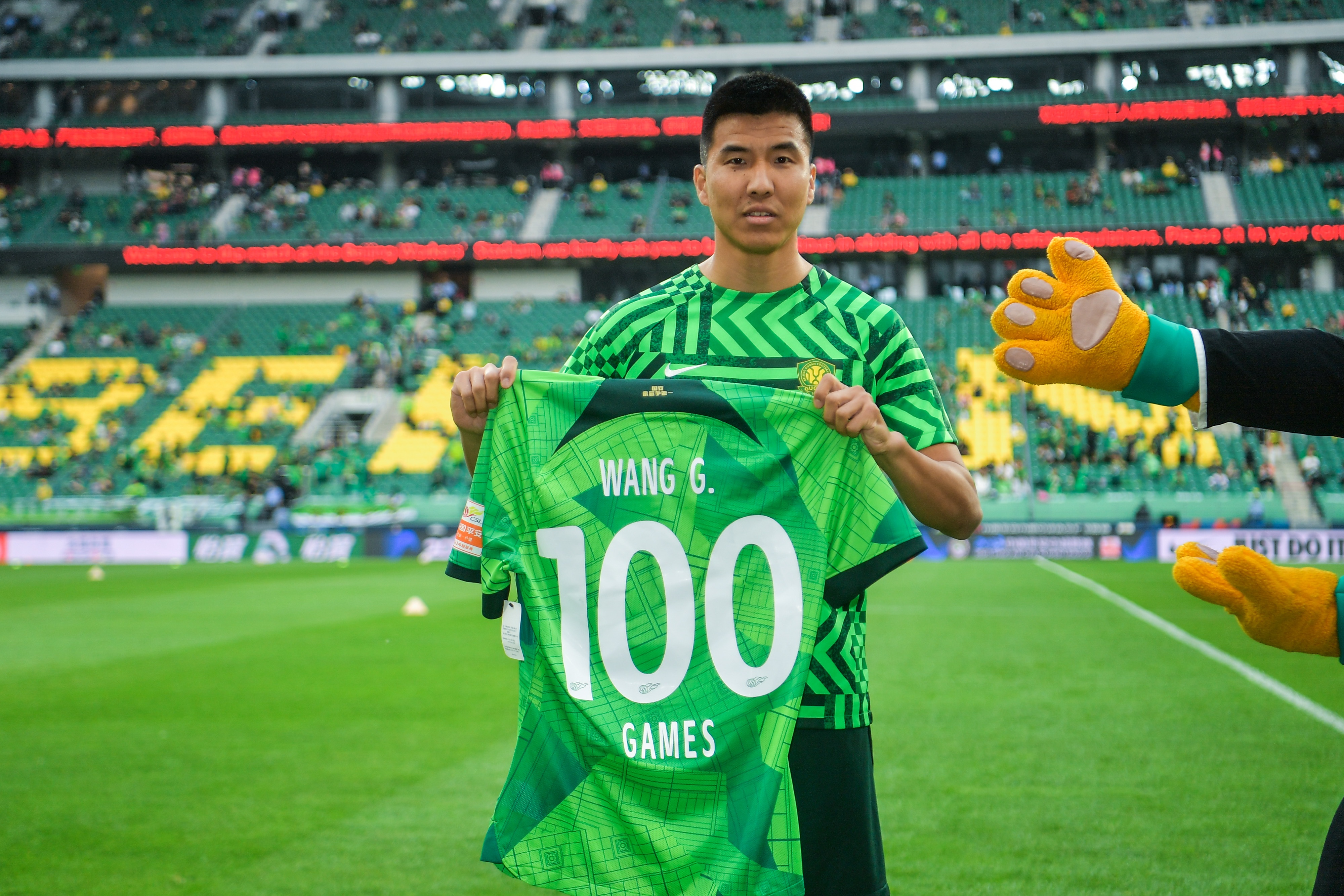 王剛：現在還不是高興的時(shí)候，我們現在第一目標是聯(lián)賽