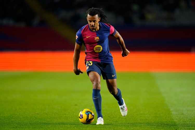 西媒：弗里克考慮讓孔德部分比賽踢中衛，埃里克-加西亞踢右后衛