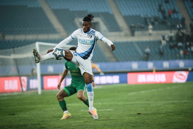 德轉顯示前大連人外援曼佐基加盟港超東區，他曾為大連人出戰38次