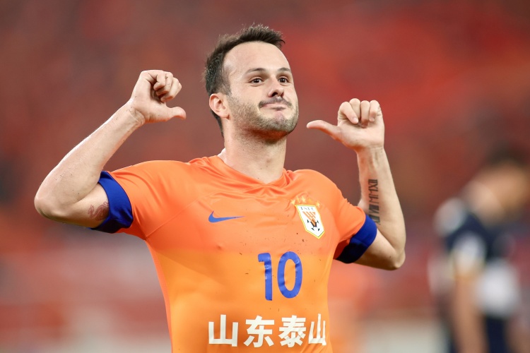 韓鵬過(guò)招邵佳一！魯媒：泰山陣容還存在變數，防線(xiàn)遇挑戰