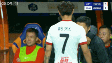 說(shuō)啥呢？徐正源與韋世豪在場(chǎng)邊進(jìn)行了一番交流