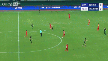 真攔不住...米特里策中場(chǎng)靈巧轉身擺脫遭放倒，制造對手犯規