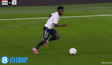 假摔染黃！維尼修斯禁區內切過(guò)程中倒地，裁判果斷判假摔出示黃牌