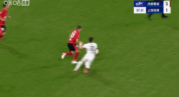 動(dòng)作稍大！楊世元亮鞋底飛鏟羅慕洛，外籍主裁果斷掏出黃牌