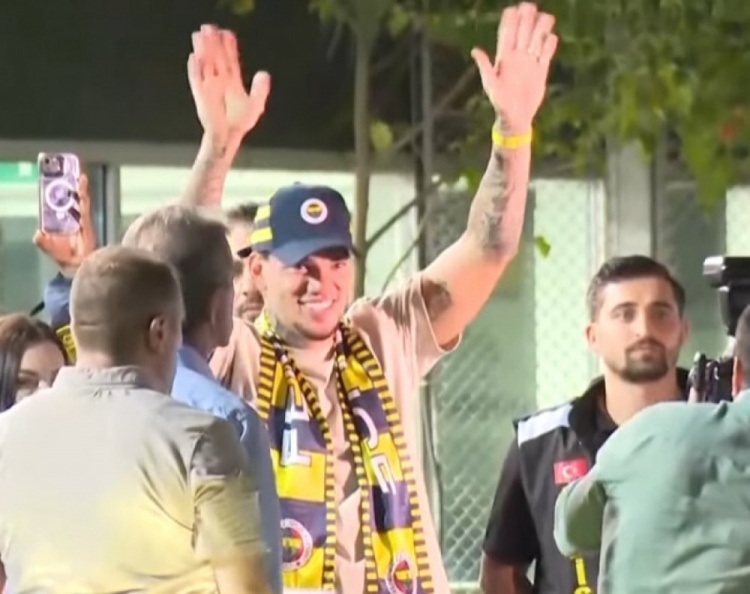 記者：埃德森已抵達土耳其，并向等候的費內巴切球迷致意