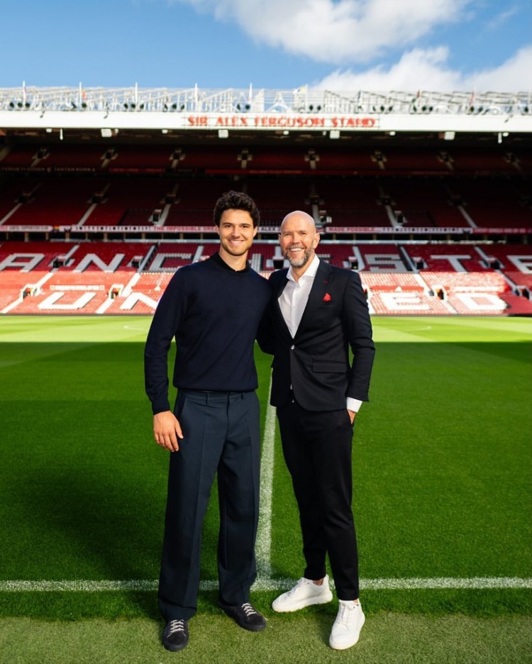 夢(mèng)想成真！拉門(mén)斯和他的經(jīng)紀人在老特拉福德球場(chǎng)合影