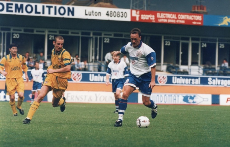 盧頓舊將約翰尼-維爾斯特魯普因病離世年僅58歲，俱樂(lè )部發(fā)文悼念