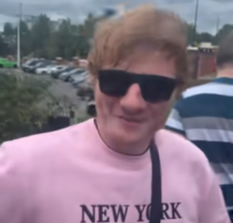 郵報：球迷假扮成歌手黃老板混入老特拉福德看球拍攝，隨后被識破