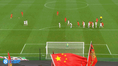 這都沒(méi)進(jìn)！拜合拉木近在咫尺的頭球攻門(mén)，被對方門(mén)將擋出