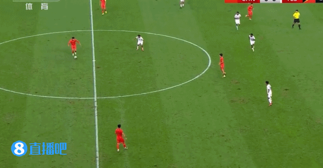 媒體人質(zhì)疑草坪狀況：這球是什么運動(dòng)軌跡？這場(chǎng)地條件也忒…