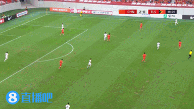 差點(diǎn)出事！吾米提江停球失誤后拉倒對方破壞單刀，被裁判黃牌警告