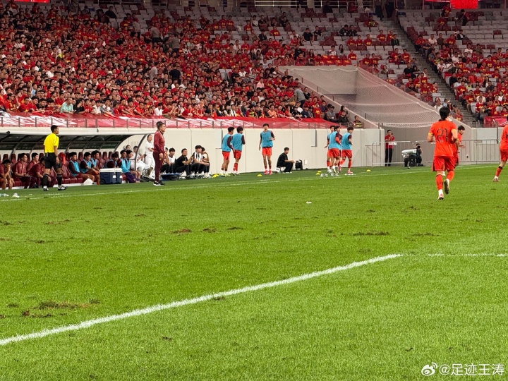 央視記者：西安這個(gè)草坪從美國進(jìn)口的，奈何連日高溫后又連日陰雨