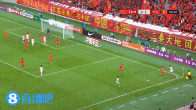 這什么防守？李昊做出精彩撲救力保球門(mén)不失，起身后怒罵防守