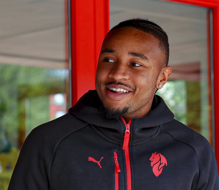 記者：萊奧將恩昆庫首次介紹進(jìn)米蘭更衣室，他柜子選在邁尼昂旁邊