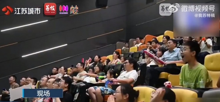 江蘇多家影院試點(diǎn)推出“蘇超”大屏幕轉播，現場(chǎng)氛圍熱烈