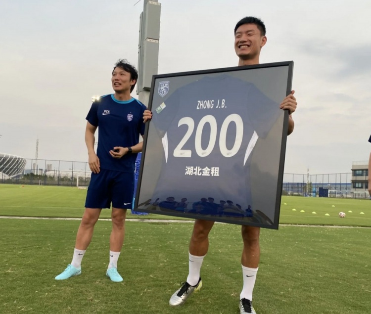 鐘晉寶領(lǐng)取生涯200場(chǎng)紀念球衣：不知不覺(jué)200場(chǎng)，感恩所有