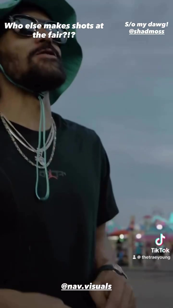 滿(mǎn)級大佬突襲新手村！特雷-楊游樂(lè )場(chǎng)玩投籃游戲 連進(jìn)6個(gè)拿走獎品