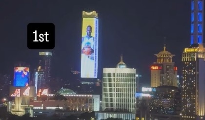 亮相中國上海外灘巨幕！追夢(mèng)：媽媽我做到了 永懷感恩！