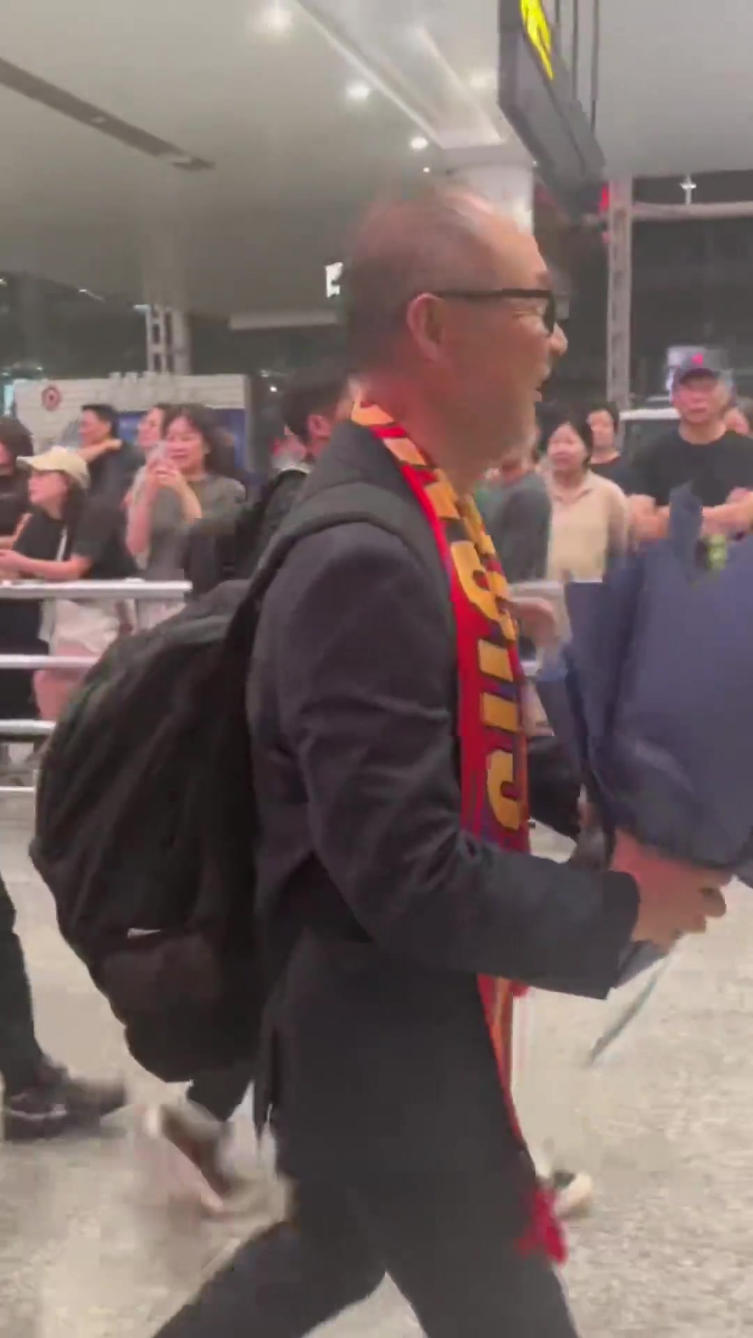 將接手重慶銅梁龍！重慶廣電曬視頻：張外龍已抵達江北國際機場(chǎng)