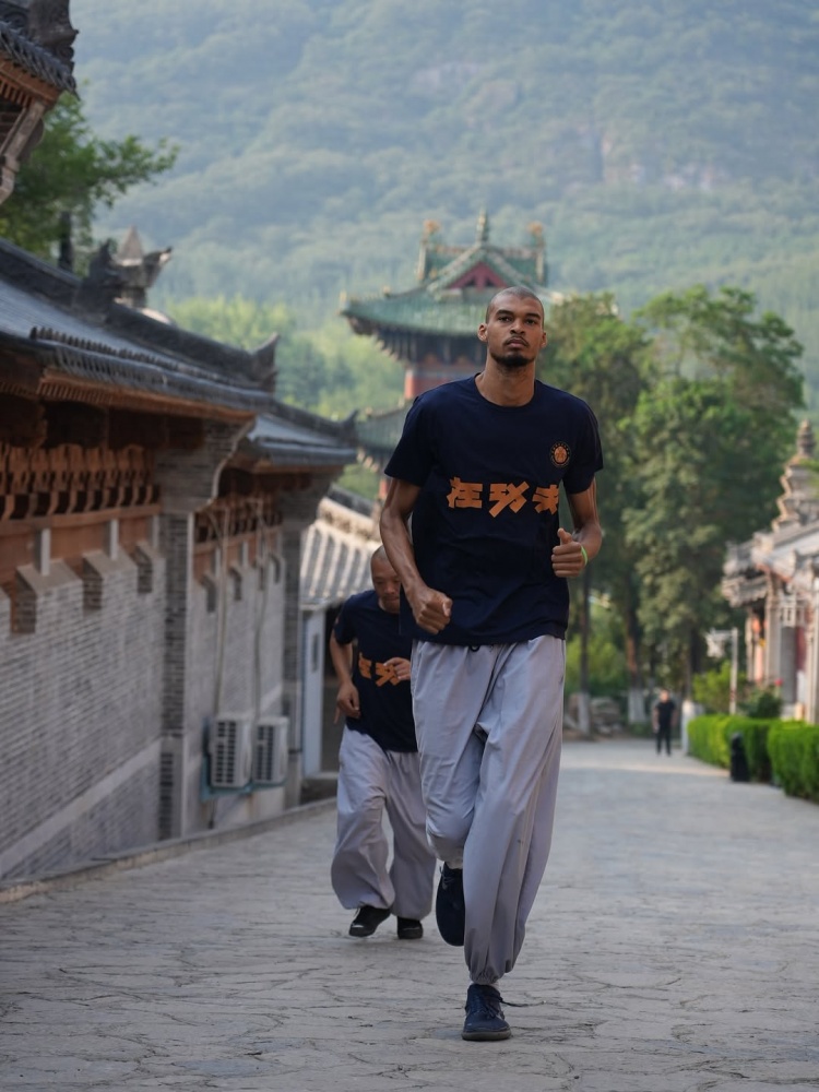 支線(xiàn)任務(wù)結束！馬刺曬組圖回顧文班夏天之旅：封面為少林寺之行