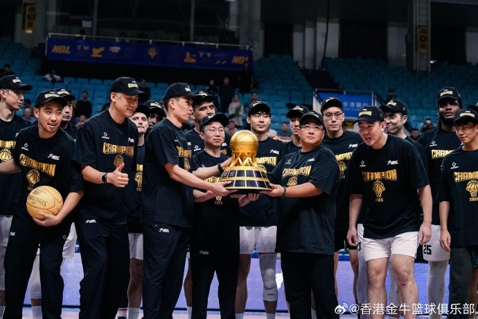 成功衛冕，我們做到了！來(lái)看香港金牛奪冠頒獎圖集！
