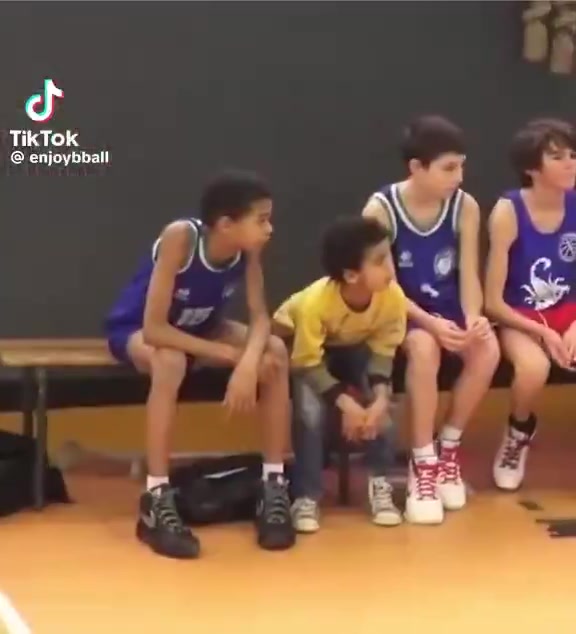 ??很喜歡生氣砸球??！小時(shí)候的文班亞馬是怎么打球的？
