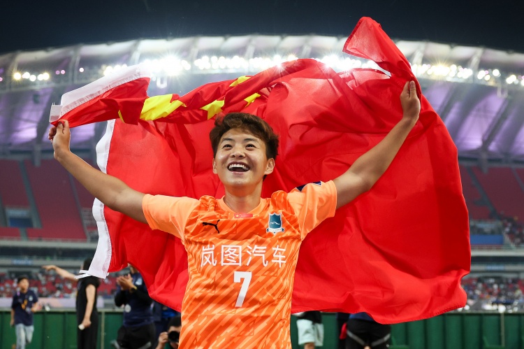 率武漢女足亞冠奪冠！官方：王霜入選亞足聯(lián)年度最佳女足球員候選